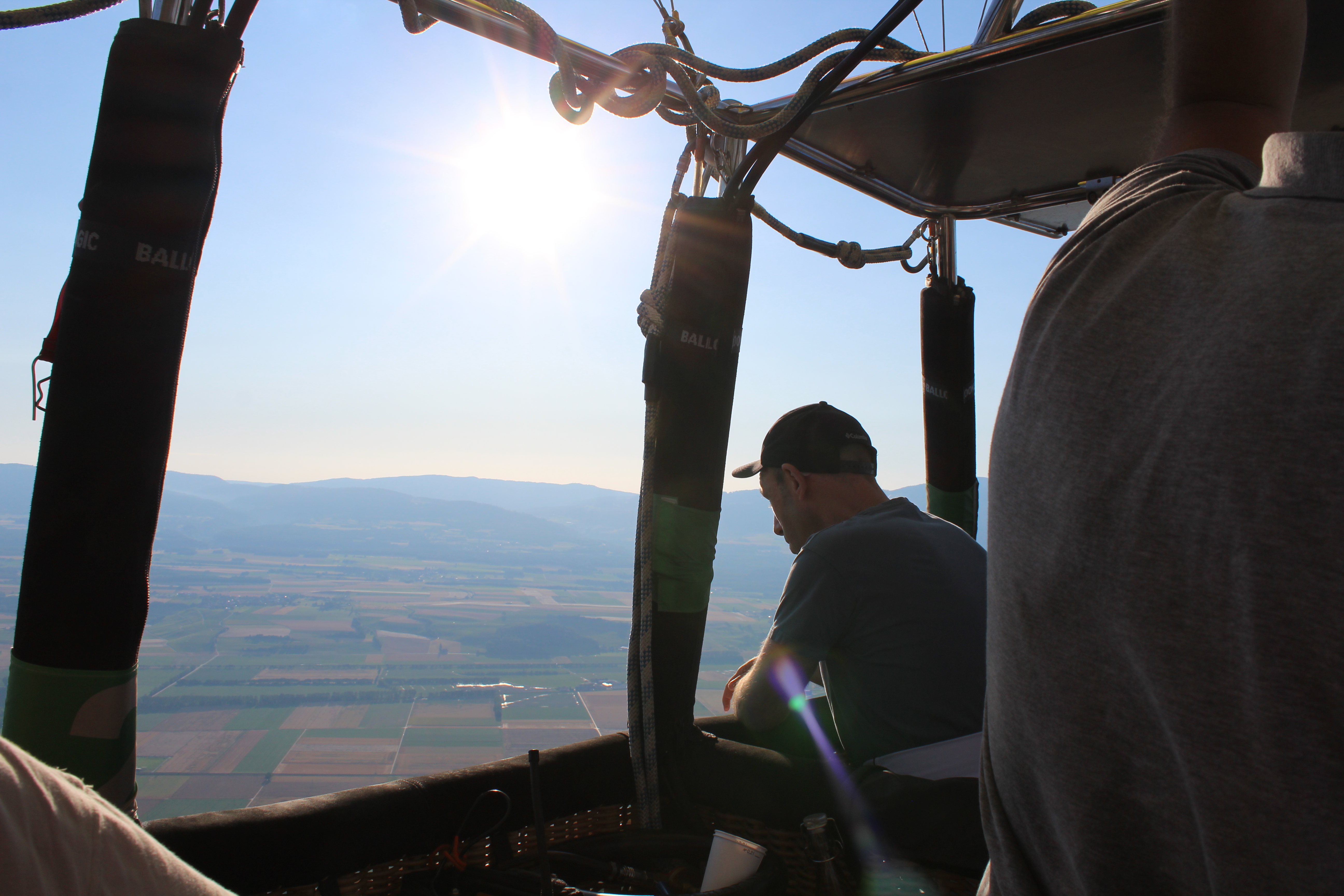 Un nouveau vol en montgolfière s'est déroulé le 1er juillet 2025, en faveur d'enfants et d'adultes en situation de handicap. C'est la 3ème fois qu'un tel vol en ballon a lieu dans l'histoire récente d'Aviation Sans Frontières Suisse, parallèlement aux vols en avion. Merci à notre partenaire la société Ballons du Léman Sàrl, transporteur aérien, qui a contribué de manière déterminante au succès de l'opération.